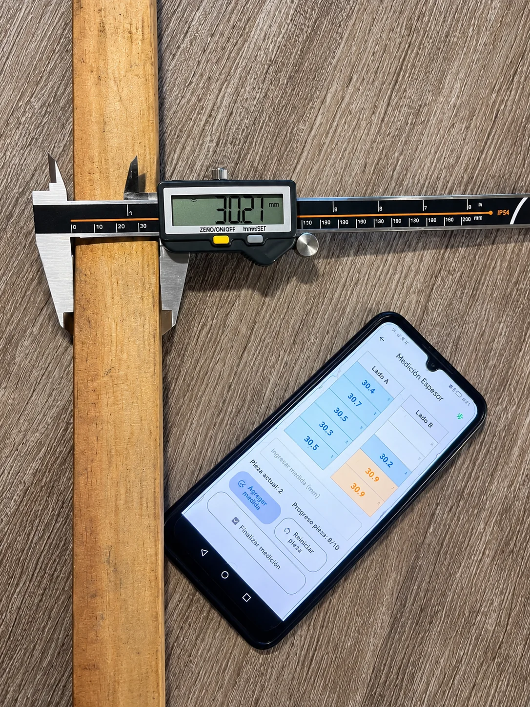 Medición dimensional de una pieza de madera con instrumento digital y RI_Med